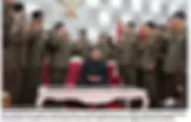 Kim Jong Un berpose bersama para jenderal yang memegang pistol dalam peringatan 67 tahun genjatan senjata.