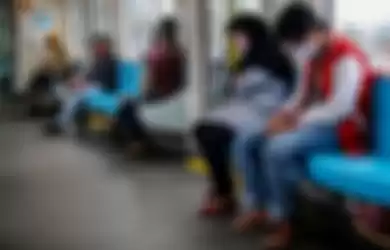 Lihat Foto Penumpang dengan berjaga jarak duduk di kereta MRT tujuan Bundaran HI, Jakarta Pusat, Rabu (27/5/2020).
