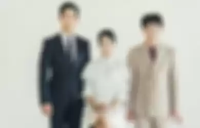  Foto keluarga Moon Gang Tae (Kim Soo Hyun), Go Moon Young (Seo Ye Ji), dan Moon Sang Tae (Oh Jung Se) dalam drama It's Okay Not To Be Okay.