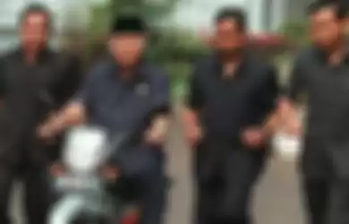 Presiden Soeharto naik motor nasional SMI Expressa yang dikawal ketat Paspampres.