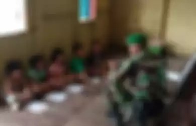 Misi Masa Depan, Bukannya Menenteng Senpi, Prajurit TNI di Perbatasan Kini Bersenjatakan Papan Tulis dan Spidol di Tengah Pandemi, Ternyata Demi Masa Depan Bangsa!