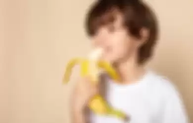 Ilustrasi makan pisang