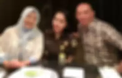 Jaksa Pinangki Sirna Malasari berfoto bersama Anita Kolopaking dan Djoko Tjandra 