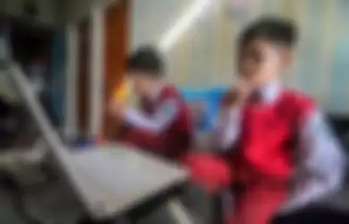 Ilustrasi siswa belajar sekolah online