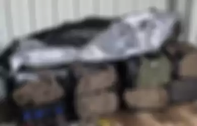Gambar yang dirilis Kepolisian Federal Australia memperlihatkan paket kokain yang disita dari sebuah pesawat Cessna. Pesawat itu jatuh di Papua Nugini dengan membawa kokain senilai Rp 1 triliun dari Australia.