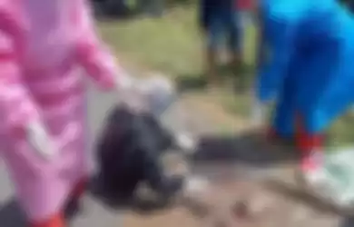Wujud bayi nahas di Lamongan, Jawa Timur yang dibuang di pinggir jalan dan diduga terlindas kendaraan yang lewat Senin (3/8/2020)