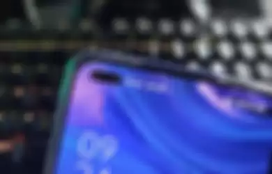 Dual punch-hole Oppo Reno4