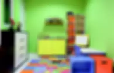 Lebih dari 3 warna ada di kamar bermain balita ini sebagai sarana belajar bagi anal.