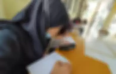 Seorang siswa belajar daring menggunakan fasilitas WIFI Mesjid Al Muhajirin