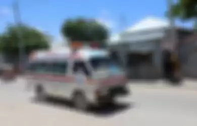 Ambulans yang melaju kencang saat ledakan di Mogadishu, Somalia