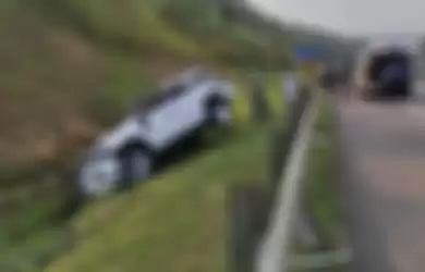 Toyota Fortuner ringsek atap setelah mengalami kecelakaan tunggal 