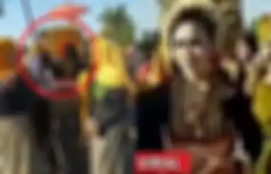Cinta Tanpa Restu Orang Tua Hanya Akan Berakhir Kandas, Sambil Menangis Pengantin Wanita Ini Peluk Mantan Kekasihnya, 4 Tahun Pacaran Hanya Berakhir Menjadi Pembawa Payung