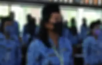 Sejumlah Aparatur Sipil Negara (ASN) menggunakan masker saat mengikuti pelantikan secara daring di Kantor Pemerintah Kabupaten Klaten, Jawa Tengah, Jumat (5/6/2020). 