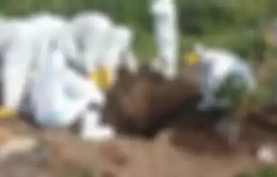 Petugas Covid-19 Jember saat menguburkan jenazah covid-19 menggunakan tangan di Kecamatan Ambulu