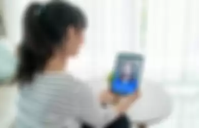 Asian young woman virtual happy hour meeting and talking online together with her mother in video conference with digital tablet for a online meeting in video call for social distancing. 
