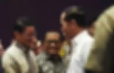 Presiden Joko Widodo (kanan) berbincang dengan mantan Ketua Umum HIPMI Sandiaga Uno (kiri) sebelum menghadiri acara pelantikan Badan Pengurus Pusat Himpunan Pengusaha Muda Indonesia (BPP HIPMI) periode 2019-2022 di Jakarta, Rabu (15/1/2020). 