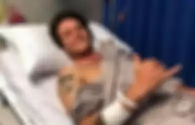 Phil Mummert ketika dirawat di rumah sakit. Peselancar berusia 28 tahun itu mengungkapkan bagaimana dia selamat dari serangan hiu setelah memasukkan papan selancar ke mulutnya.