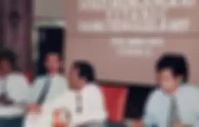 Jokowi (kanan) dalam acara yang menghadirkan Sri Mulyani di Solo, 14 Agustus 1998.