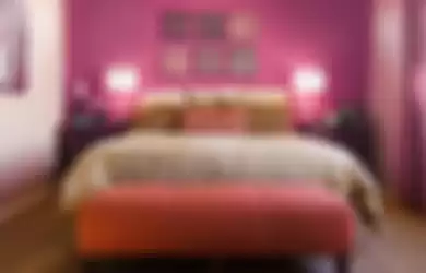 Ungu yang lebih ua dari pink untuk mendukung suasana romantis di kamar tidur.