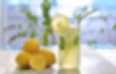 Manfaat sari buah dan madu jika dicampurkan - ilustrasi minuman sari buah lemon.