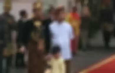 Presiden Joko Widodo berdama Jan Ethes menyapa wartawan sebelum upacara peringatan HUT RI ke-74
