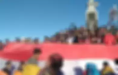 Seribuan Pendaki Gunung Lawu menggelar upacara bendera di Puncak. Hingga Sabtu siang di Pos Cemoro Sewu mencatat 1.500 orang melakukan pendakian 