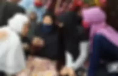 Ibunda Fedrik Adhar, Darmawati saat saksikan prosesi pemakaman sang Jaksa melalui video dirumah kediamnnya di Jalan Pahlawan Kemarung Baturaja Senin (17/8/2020).