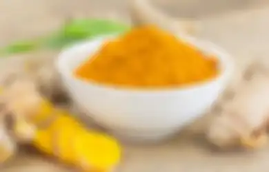 Cukup 10 Menit, Tempelkan Kunyit di Area Mata, dan Rasakan Manfaat Menakjubkan Berikut Ini!