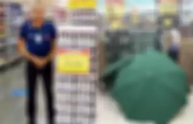 Manajer supermarket meninggal dunia saat tengah bekerja, jasadnya hanya ditutupi payung sementara toko tetap buka.
