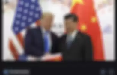 Foto tangkapan layar Donald Trump dan Xi Jinping berjabat tangan.