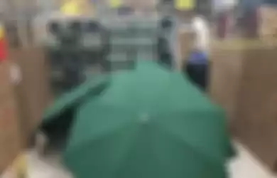 Jasad manajer supermarket ditutupi pakai payung dan kardus.