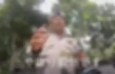 Tangkapan layar video polisi di Bali tilang turis Jepang 