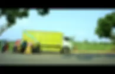 Adegan ibu-ibu ramai-ramai mendorong truk Mitsubishi Colt Diesel dalam film Tilik.
