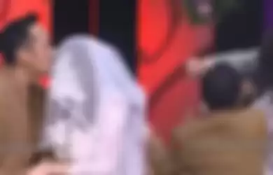 Denny Cagur Tuai Kecaman Usai Cium Kening dan Pegang Tangan Istri Gilang Dirga di Acara TV: Dicium Demi Cuan?
