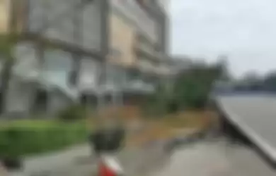 Trotoar yang ambles di kota Yibin, Provinsi Sichuan, China, Rabu (19/8/2020).