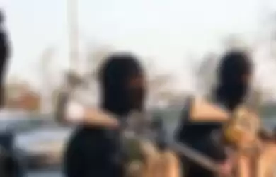 Sekelompok milisi Negara Islam Irak dan Suriah (ISIS) ketika hendak melakukan eksekusi pada 2014 di Tikrit, Irak.