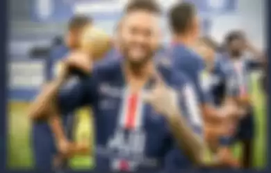 Neymar dengan trofi juara Piala Liga Prancis 2019-2020 bersama Paris Saint-Germain.