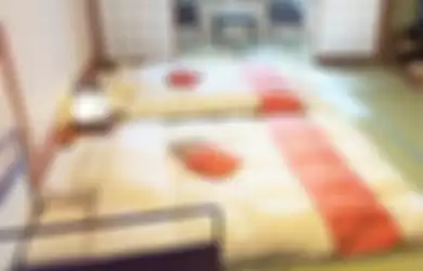 Inilah yang disebut dengan futon alias kasur lipat yang berada di lantai. Identik dengan kebiasaan orang jepang saat tidur