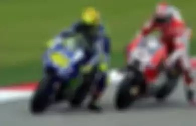 Valentino Rossi dan Andrea Dovizioso melakukan Rossi Leg Wave (Ilustrasi)