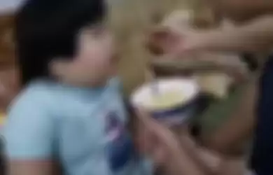 Demi Dapat Likes dan Viral di Media Sosial, Orang Tua Ini Paksa Anaknya yang Baru Berusia 3 Tahun Konsumsi Makanan Tak Sehat