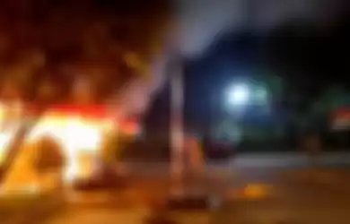 Tangkapan layar fasilitas kerja di Mapolsek Ciracas, Jalan Raya Bogor, Jakarta Timur, terbakar, Sabtu (29/8/2020).