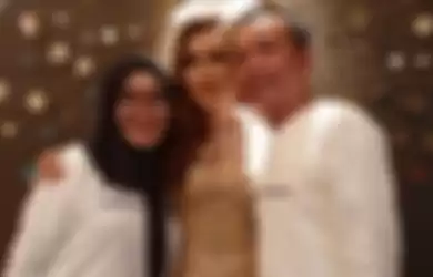 Ayu Ting Ting dan kedua orang tuanya, Umi Kalsum dan Ayah Rozak.