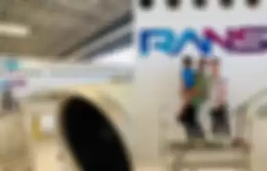 Raffi Ahmad pamer logo RANS yang terpampang jelas di pesawat Garuda Indonesia
