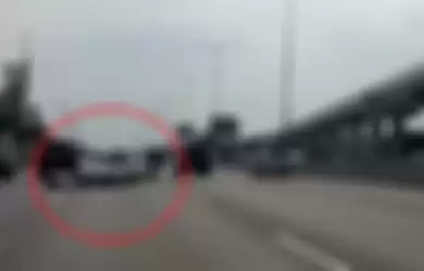 Motor matik masuk tol Jakarta Cikampek, alami kecelakaan (30/8/2020).