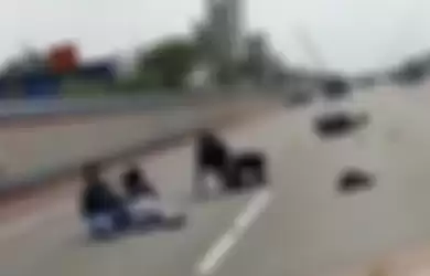 Tiga anak perempuan berboncengan motor terjatuh di Jalan Tol Jakarta Cikampek (Japek). Aksi pengendara motor ini viral di media sosial. 