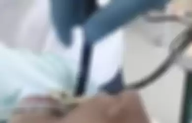 Detik-detik saat dokter memasukkan selang ke dalam mulut pasien.
