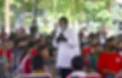 Wali Kota Risma saat memberikan pengarahan kepada anak-anak Rusun Penjaringan Sari di Taman Kunang-kunang, Surabaya, Senin (31/08/2020).