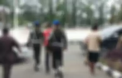 Personel Detasemen Polisi Militer XVIII/1 Sorong, membawa oknum anggota TNI AD, Prajurit Satu E (tiga kiri), di Sorong, Selasa. 