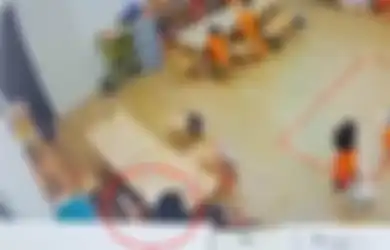Anaknya Ditinggalkan di Sekolah TK, Dikira Aman-aman Saja Sang Ibu Syok Bukan Main Setelah Lihat CCTV  Tahu Gurunya Malakukan Hal Tak Terduga Ini Pada Murid-Muridnya