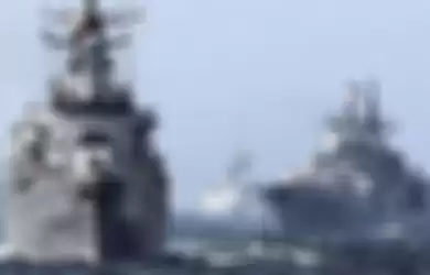 Dua kapal perang jenis Destroyer milik China saat melakukan latihan